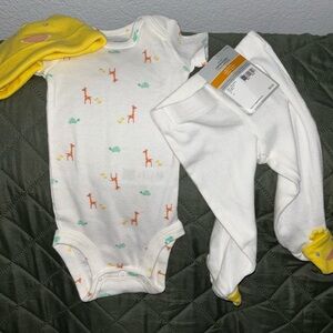 NWT Carter’s Newborn baby three pieces short sleeve onesie duck footies and cap